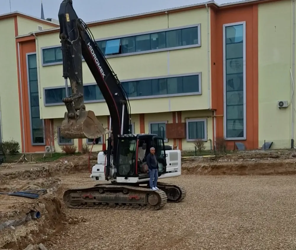 TRAKYA ÜNİVERSİTESİ ONKOLOJİ HASTANESİ EK BİNASINDA TEMEL ATMAYA SAYILI SAATLER.