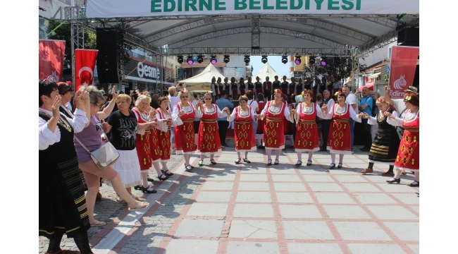 FOLKLOR EKİPLERİ RENKLİ GÖRÜNTÜLERE SAHNE OLDU 