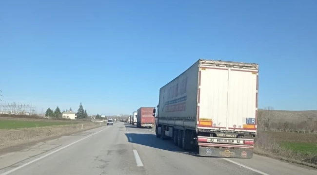 HAMZABEYLİ SINIR KAPISINDA -4 DERECE SOĞUKTA 28 KİLOMETRELİK TIR KUYRUĞU