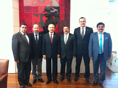 RECEP GÜRKAN ve TRAKYA ROMAN DERNEKLERİ FEDERASYONU HEYETİNİ KEMAL KILIÇDAROĞLUNU ZİYARET ETTİ