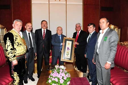 Kırmızı Dipli Mum Meclis Başkanında