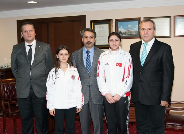 ŞAMPİYON ÖĞRENCİLERDEN REKTÖRE ZİYARET