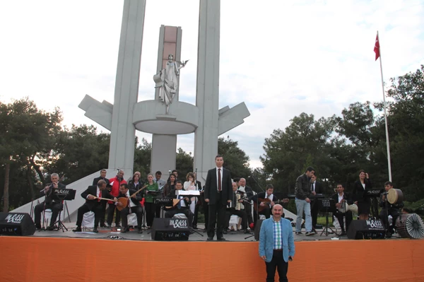 "CİBALİ KARAKOLU" AYAKTA ALKIŞLANDI.