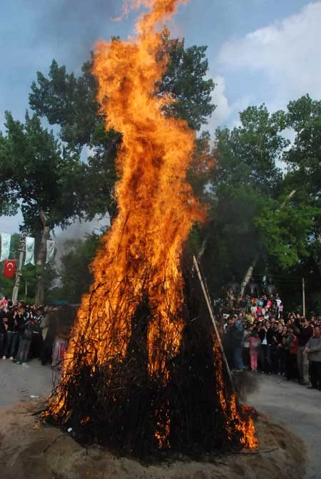 GELENEKSEL KAKAVA ŞENLİKLERİ İZLEYENLERİ BÜYÜLEDİ