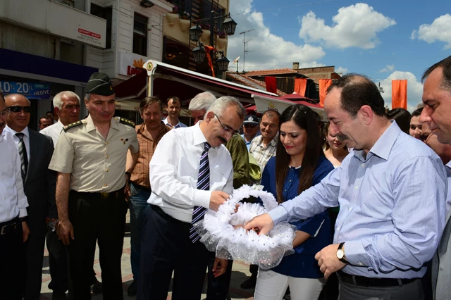 VAKIFLAR HAFTASINA, VALİ DURUERİN PROTESTOSU DAMGASINI VURDU