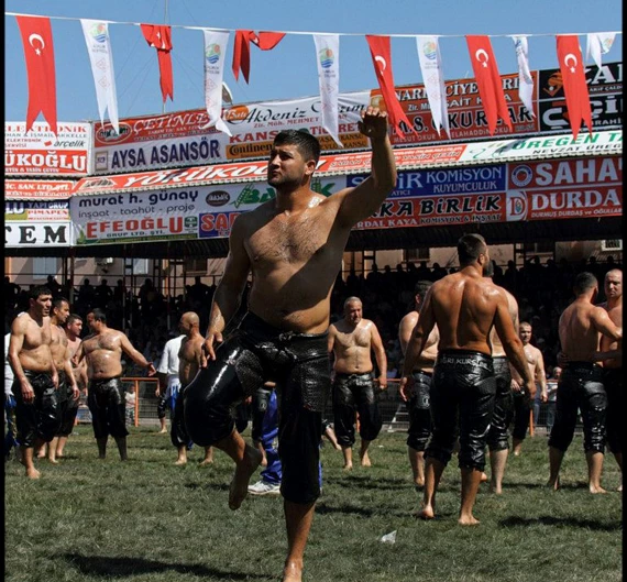 BELEDİYE GÜREŞÇİLERİ ÇAYIRI HARMANLIYORLAR