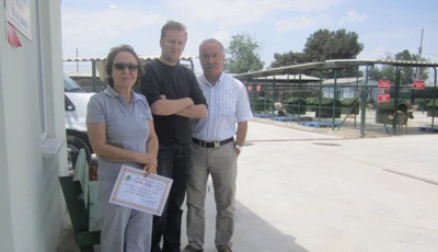 Emekli Rektör Yardımcısı Kırgız, Hayvan Barınağına Mama Bağışında Bulundu.