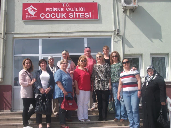 MHP KADIN KOLLARI ÇOCUK ESİRGEME KURUMUNU ZİYARET ETTİ
