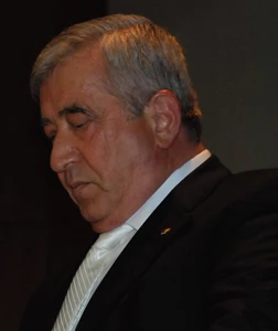   BU SEÇİMİ YARDIMCI KAZANIR