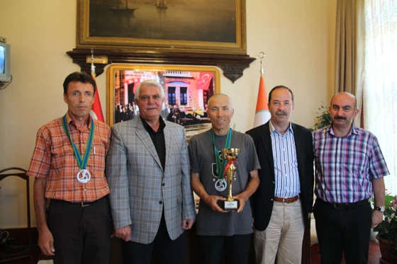 EDİRNE ADINA YARIŞIP ALDIKLARI KUPALARI SEDEFÇİYE GETİRDİLER