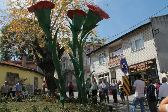 KARANFİL HEYKELİ BABADEMİRTAŞ MAHALLESİ KARANFİLOĞLU CADDESİNE DİKİLDİ