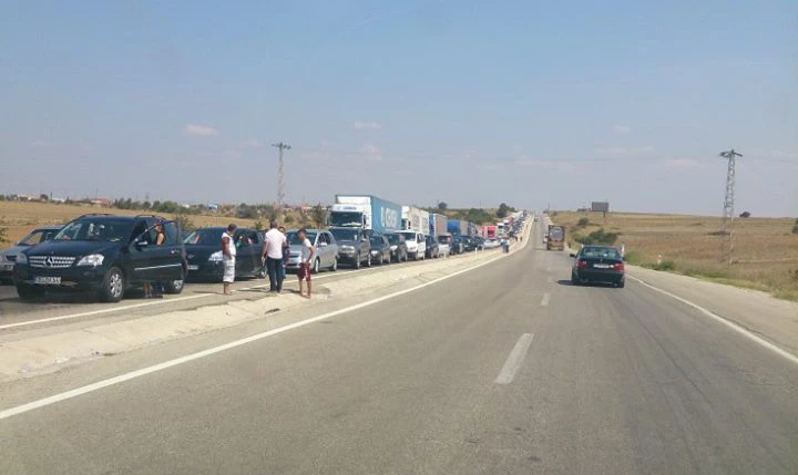 GURBETÇİLER YİNE PERİŞAN; SINIR KAPILARIMIZ OLAĞAN ÜSTÜ BİR YOĞUNLUK YAŞIYOR.