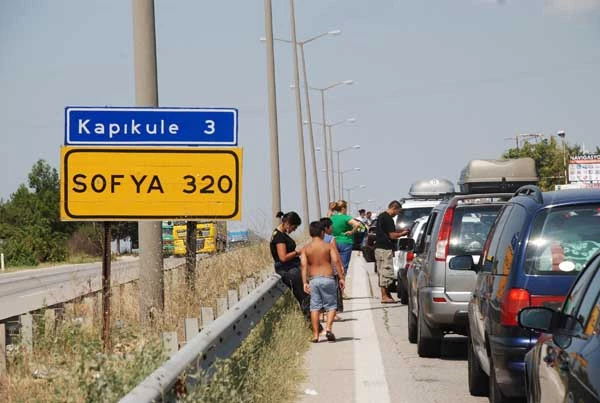 Gurbetçiler Dönüş Yolunda Kuyruk Oldu