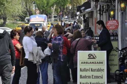 ARSLANZADE ARİF MERİÇ’TEN TURİSTLERE TARİHİ LEZZETLER İKRAMI