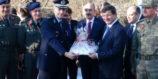 BAŞBAKANIN ARDINDAN: “HER ŞEYİ YALAN ÜZERİNE Mİ KURMAK GEREKİYOR!”