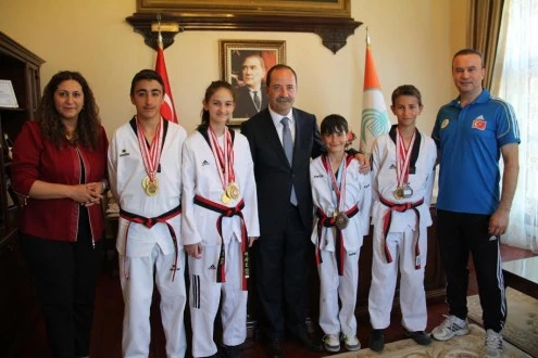 BAŞKANA SPORCULARINDAN ZİYARET