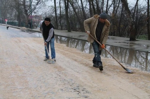 BELEDİYE TAŞKIN HASARLARINI ONARIYOR