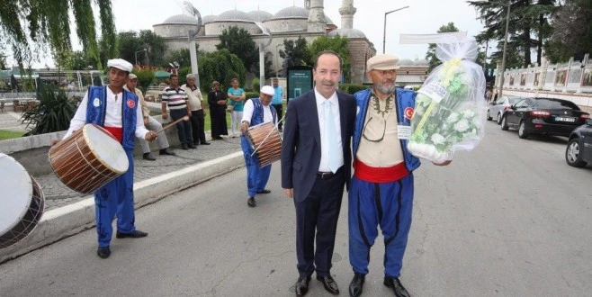 DAVUL- ZURNA EKİBİ BELEDİYE BAŞKANINI ÇOŞKULU KIRKPINAR HAVALARI İLE KARŞILADI