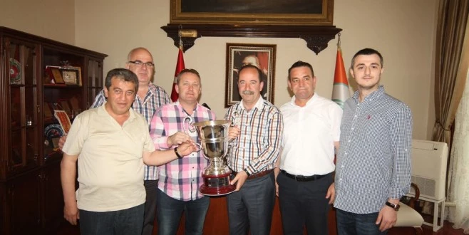 EDİRNESPOR BASKETBOL KULÜBÜ SEVİNÇLERİNİ BELEDİYE BAŞKANIYLA PAYLAŞTILAR