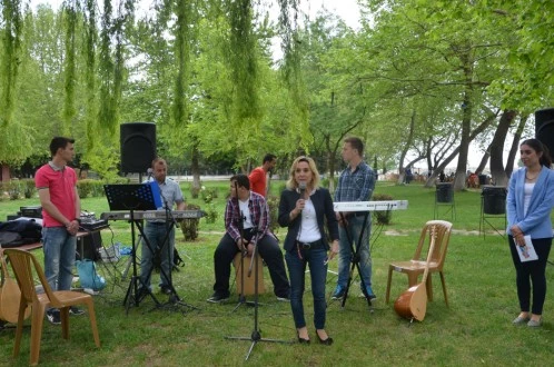 ENGELLERİ AŞIP BALKAN TÜRKÜLERİYLE  BAHARA MERHABA DEDİLER.