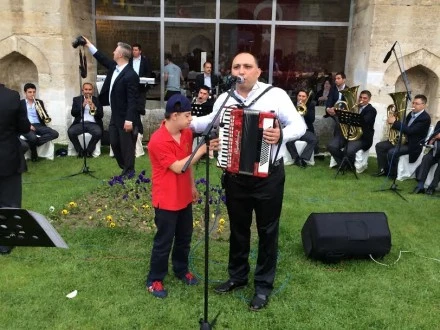 EVRİM KAŞIKÇI ve BELEDİYE BANDOSU TÜRKÜLERİNİ ÖZEL ÇOCUKLARA SÖYLEDİ