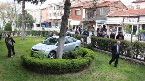 Gazla Freni Karıştırdı, Bankanın Bahçesine Girdi