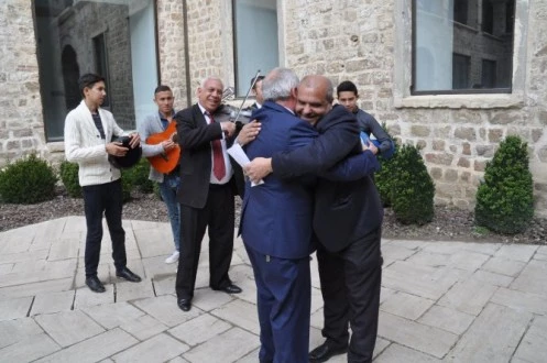 GÖREVİNE İADE EDİLEN MÜDÜRE ROMANCA HOŞ GELDİN KARŞILAMASI