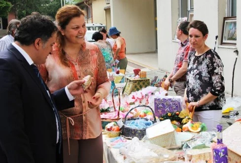 HASTALAR ESERLERİNİ EDİRNE DEVLET HASTANESİ’NİN BAHÇESİNDE SERGİLEDİ