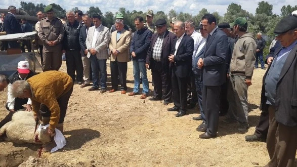 İPSALADA ÇELTİK TARLALARINA DUALARLA SU SALINDI