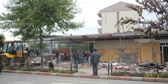 İŞE, RUHSATSIZ YAPILARI YIKMAKLA BAŞLADI…