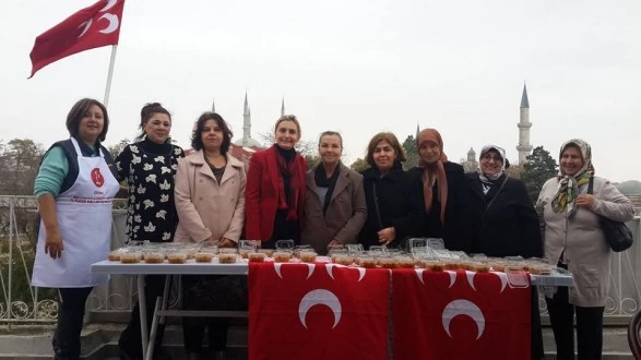 MHP’Lİ KADINLAR KENDİ ELLERİYLE YAPTIKLARI AŞURELERİ DAĞITTILAR