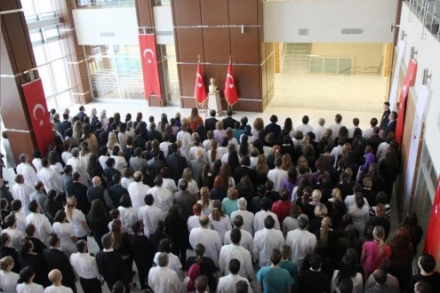 SAĞLIK ÇALIŞANLARI VE HASTALAR ATASINI BİRLİKTE ANDI…