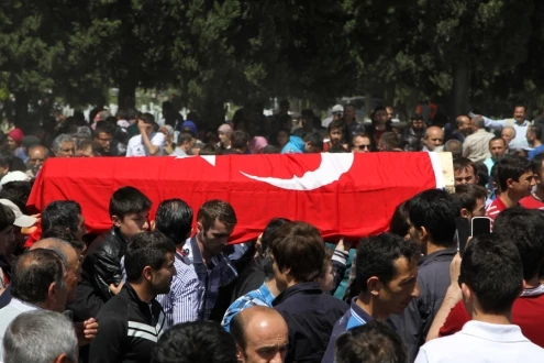 SOMADA UMUTLAR TÜKENİRKEN TEK KAYGI TAŞSIZ MEZARLAR!