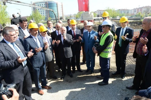 VALİ ŞAHİN; “İHALEYİ YAPTIK; TEMELİ ATTIK, RUHSAT ARKADAN GELECEK”