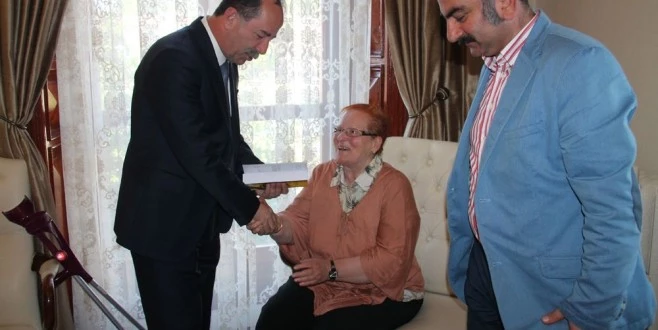 YAZAR SABRİYE CEMBOLUK GÜRKAN’I, MAKAMINDA ZİYARET ETTİ.